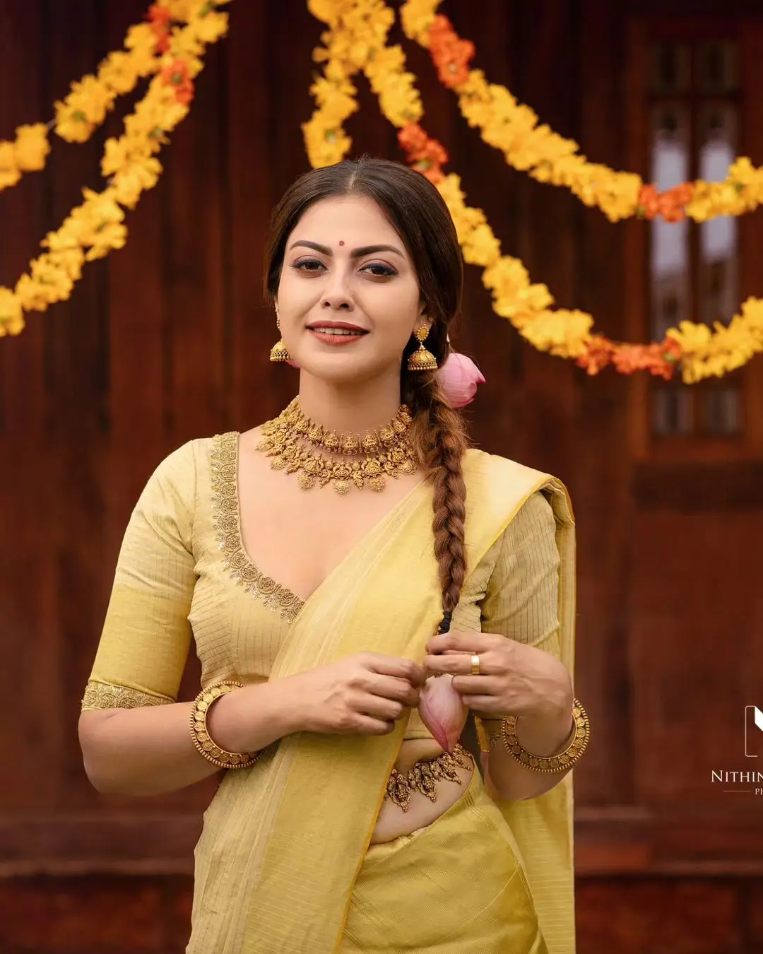 ANUSREE NAIR IN BEAUTIFUL EARRINGS JEWELLERY TRADITIONAL YELLOW SAREE